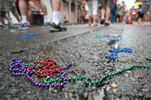 Färglada plasthalsband är populära bland turister i New Orleans, men eter bara några minuter hamnar många på backen.